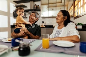 1 cada 3 abuelos cuida intensamente a sus nietos: ¿es bueno para la salud?