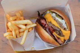 Doble Queso: Hamburguesas rápidas y ricas en Santiago Centro