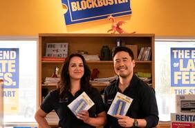 Netflix presentó la primera foto para su nueva serie de comedia sobre el último Blockbuster