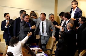 En inédita definición por sorteo, Castro (RN) gana presidencia de la Cámara y provoca quiebre en el oficialismo