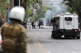 Disturbios en el INBA y Liceo Barros Borgoño: overoles blancos lanzaron cerca de 30 bombas molotov