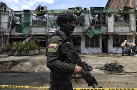 Cómo fueron los ataques contra una base militar y un helicóptero en Colombia que dejaron al menos 19 muertos