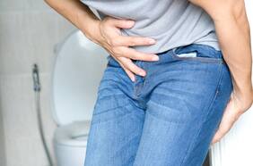 Somos médicos y estos son los 6 síntomas más comunes del cáncer de colon en jóvenes