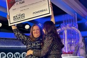 Gana premio de la lotería y se desploma durante transmisión en vivo