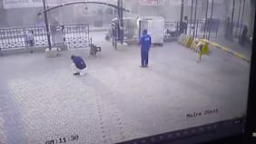 El momento en que una explosión suicida mató a tres personas en Pakistán