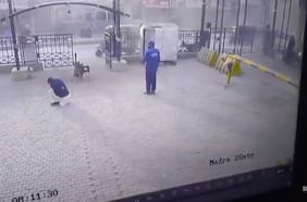 El momento en que una explosión suicida mató a tres personas en Pakistán