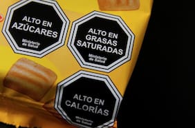 CCU, Carozzi, Ideal y Tresmontes escalan disputa con Minsal: denuncian que autoridad “sataniza” alimentos con sellos