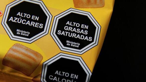 CCU, Carozzi, Ideal y Tresmontes escalan disputa con Minsal: denuncian que autoridad “sataniza” alimentos con sellos