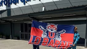 Hinchas de la U llegan a las inmediaciones del estadio de Lanús pese a las advertencias de las autoridades argentinas
