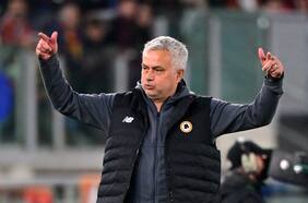 José Mourinho le rinde un breve, pero sentido homenaje a Maradona en Nápoles
