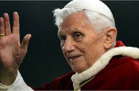 Colaborador de la Iglesia dice que Benedicto XVI habría prohibido bendiciones a personas del mismo sexo
