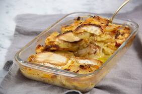 Cómo hacer tartiflette gratinada con queso, papas, cebolla y tocino