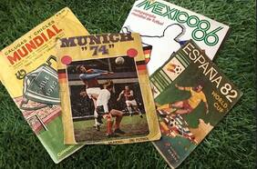 Este fanático atesora cientos de álbumes de casi toda la historia de los mundiales