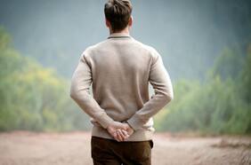 Qué significa caminar con las manos en la espalda, según un psicólogo