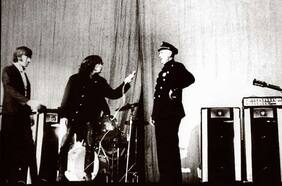El día que Jim Morrison fue arrestado en medio de un concierto por insultar a un policía