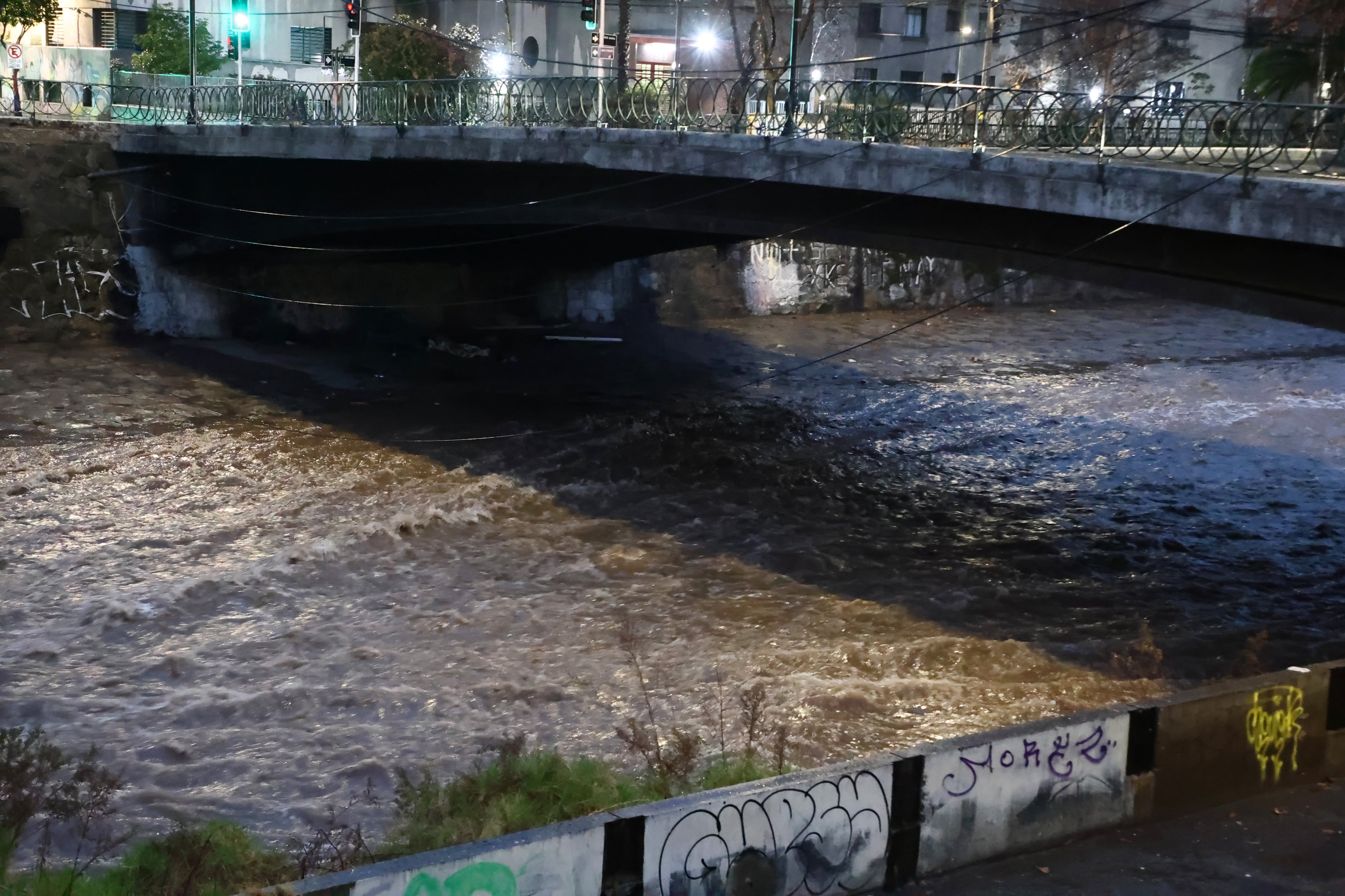 Senapred activa mensajería SAE para apoyar evacuación en sector de la ribera del Mapocho en Talagante por crecida del río