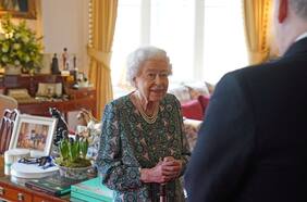 Reina Isabel II da positivo a Covid-19 y el Palacio de Buckingham eleva las alarmas