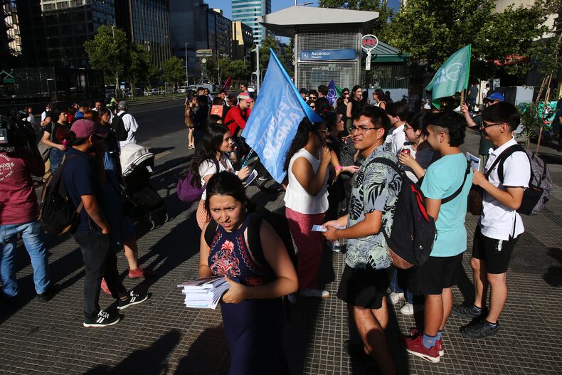 Frente Amplio realiza volanteo por pensiones en el centro de Santiago.