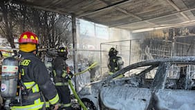 Un vehículo quemado deja incendio en servicio de lavado de autos en Maipú