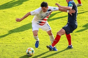 Se retira a los 25 años: el ocaso de la carrera del delantero que le dijo que no a la Roja