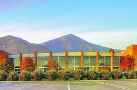 Multinacional francesa que opera el ex Casapiedra compra centro de eventos Espacio Riesco a familia Torres Riesco