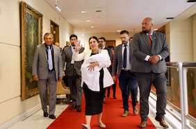 Karol Cariola llega junto a su hijo a la Cámara para votar censura en su contra ante incierto resultado