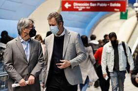 Lanzan campaña que llama a pasajeros del Metro a no comprar en el comercio ilegal