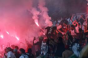 Con un exjugador albo afectado: hinchas de Colo Colo desatan caos tras violenta batalla campal en Uruguay