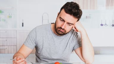 Por qué comer menos no necesariamente ayuda a bajar de peso (y cómo hacerlo de manera saludable)