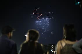 Show de drones gratis en Santiago este lunes: ¿A qué hora y dónde verlo?