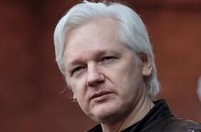 Quién es la mujer que acusó a Julian Assange de abuso sexual (y que ahora se “alegra” de que esté libre)