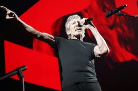 Roger Waters se harta y responde a críticas por el traje nazi en sus shows: “Quieren difamarme y silenciarme”