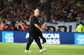 “Qué lindo es tener a Bielsa en Argentina”: el emotivo recibimiento al técnico de Uruguay en La Bombonera