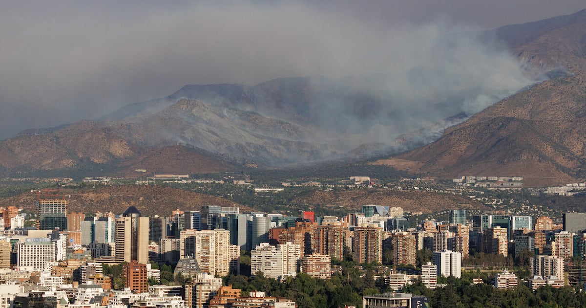 Incendio forestal de gran magnitud afecta a Las Condes en Santiago de Chile