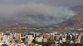 Incendio forestal en Las Condes ya supera las 470 hectáreas y mantiene alerta amarilla comunal
