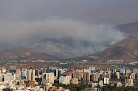 Incendio forestal en Las Condes ya supera las 470 hectáreas y mantiene alerta amarilla comunal
