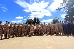 Comandante en jefe de la Armada visita a infantes de marina desplegados en la Macrozona Sur en vísperas de Navidad