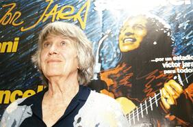 Muere Joan Jara, bailarina, activista política y viuda del cantautor Víctor Jara