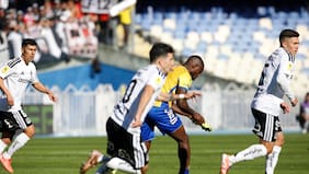 Hinchas de Colo Colo rompen rejas para cambiarse de sector en el estadio Ester Roa