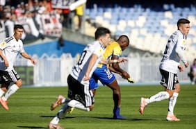 Hinchas de Colo Colo rompen rejas para cambiarse de sector en el estadio Ester Roa