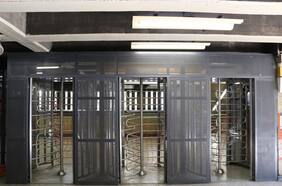 Metro de Santiago estrena torniquetes de salida en estación Los Héroes