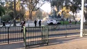 Sujetos lanzaron piedras: captan incidentes en Plaza Italia por la llegada del gobierno de Kast