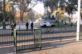 Sujetos lanzaron piedras: captan incidentes en Plaza Italia por la llegada del gobierno de Kast