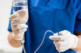 “Desde irritación hasta consecuencias graves para la salud”: instruyen retirar del mercado lote de suero intravenoso