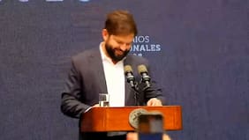 Presidente Boric bromea con pintar las paredes de La Moneda junto al muralista Mono González