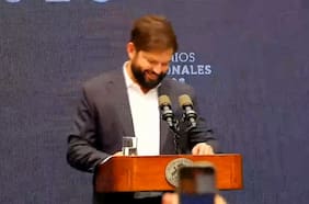 Presidente Boric bromea con pintar las paredes de La Moneda junto al muralista Mono González