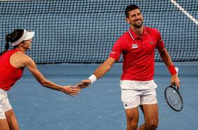 “Qué les parece que celebremos juntos”: Djokovic sorprende y lidera los festejos de Año Nuevo en pleno estadio