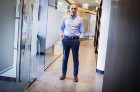 Enrique Ostalé deja Falabella con una remuneración récord: $ 2.118 millones por el ejercicio 2025