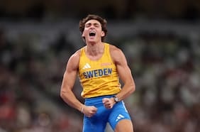 Duplantis consigue su tercer título mundial en el salto con garrocha con una histórica marca