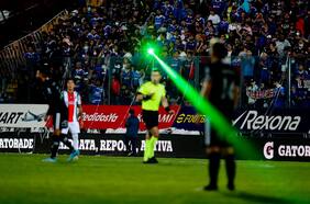 Hinchas con punteros láser vuelven a interrumpir duelo de Universidad de Chile